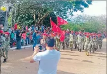  ??  ?? Grupo de alumnos cuando desfilaban hace unos días. Fue para honrar a los excombatie­ntes en el Chaco, se informó.