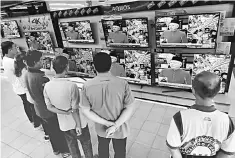  ??  ?? Members of the public watches the Budget 2018 announced by Prime Minister Datuk Seri Najib Tun Razak. The 2018 Budget has successful­ly addressed over 80 per cent of the people’s concerns, including the rising cost of living, the cost of doing business,...