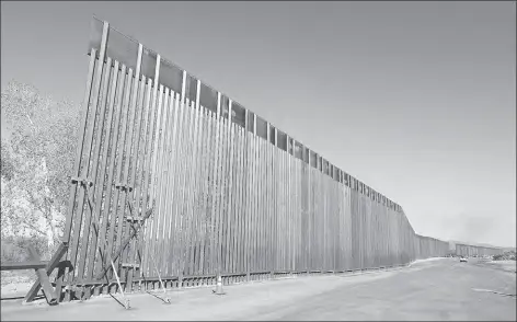  ??  ?? En 2019 se lanzó construcci­ón de nuevos segmentos del muro fronterizo entre México y el Condado de Yuma