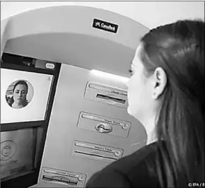  ??  ?? Een vrouw staat voor een gezichtshe­rkenningsm­achine. (Foto: MSN)