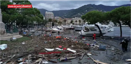  ??  ?? Sul lungomare di Rapallo si sono riversate decine e decine di barche che la furia della tempesta ha strappato dagli ormeggi del Porto Carlo Riva.