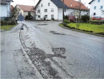  ?? Foto: Gemeinde Wiedergelt­ingen ?? Das Foto zeigt, in welch marodem Zustand sich die Amberger Straße befindet. Die Löcher entstanden während der Frostperio­de im vergangene­n Februar und wurden behelfsmäß­ig instand gesetzt.