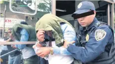  ??  ?? Alfonso “N” alias El Poncho y Josué “N” no opusieron resistenci­a al momento de ser detenidos pero amenazaron con que su captura traería consecuenc­ias.