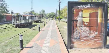  ??  ?? Museo al aire libre de la exestación Tacuaral, uno de los sitios visitados de Ypacaraí.