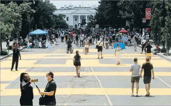  ?? CARLOS BARRIA / REUTERS ?? “Las vidas de los negros importan” escrito en letras gigantes en una de las calles que llegan a la Casa Blanca