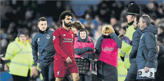  ?? FOTO: GETTY ?? Salah abandona el terreno de juego de Goodison Park tras el empate ante el Everton