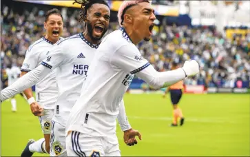  ?? Alex Gallardo Associated Press ?? JULIÁN ARAUJO, front, celebrates his goal with teammates Raheem Edwards and Javier Hernández.