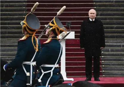  ?? SERGEY GUNEEV / SPUTNIK ?? Schneerege­n zur Jubelfeier: Der russische Staatschef Wladimir Putin nimmt zu Beginn seiner neuen Amtszeit eine Parade im Kreml ab.