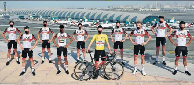  ??  ?? Tadej Pogacar posa con el maillot amarillo del Tour y escoltado por varios de sus compañeros del equipo UAE en la sede del Grupo Emirates en Dubái.