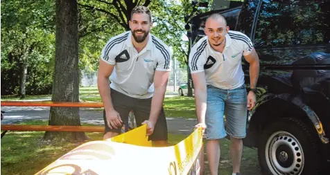  ?? Foto: Ringel ?? Die Anschieber Marc Rademacher (links) und Christian Rasp haben zur deutschen Polizeimei­sterschaft in der Leichtathl­etik einen Zweierbob mitgebrach­t.