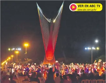  ?? ?? El monumento al arpa paraguaya, creación de Juan Pablo Pistilli, fue inaugurado oficialmen­te ayer con un acto musical que contó con la presencia de numerosos artistas.
