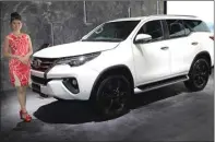  ??  ?? whole sales, TANGGUH: Model memamerkan Fortuner di Jakarta. MUHAMAD ALI/JAWA POS