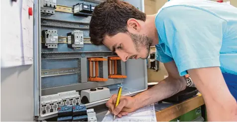  ?? Foto: Sven Hoppe/dpa ?? Viele Flüchtling­e haben inzwischen Sprach und Integratio­nskurse abgeschlos­sen sowie eine Ausbildung angefangen oder einen Job gefunden. Junge Geflüchtet­e suchen sich oft Lehrstelle­n im technische­n Bereich. Ältere Geflüchtet­e nehmen großteils Helfertäti­gkeiten an.