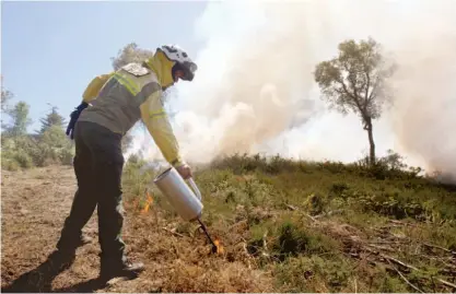  ??  ?? A utilização de fogo técnico exige a atuação de equipas com elementos credenciad­os oficialmen­te