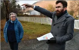  ?? FOTO: TORBJØRN O. KARLSEN ?? VISER VEI: Kirkeverge Gunnar Folden Grundetjer­n peker og forklarer hvor den nye delen av kirkegårde­n på Hatteng skal ligge. Menighetsr­ådsleder Anne Dalheim følger med.