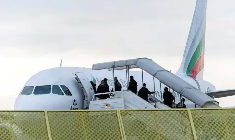  ?? PA / DPA ?? Abgelehnte Asylbewerb­er steigen bei einer Sammelabsc­hiebung in ein Flugzeug. Die Zahl der Rückführun­gen in die Türkei steigt.