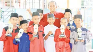  ??  ?? KUMPULAN Soutul Aidan johan pertanding­an nasyid sempena Program Ihya’ Ramadan 2018 SK Sibugal Besar.