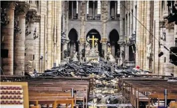  ?? EPA ?? Trümmer des eingestürz­ten Mittelturm­s türmen sich in der Kathedrale meterhoch.