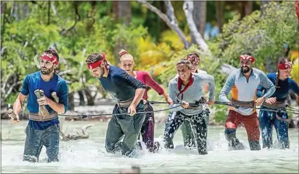  ??  ?? Une partie de l’équipe rouge de «Koh-Lanta». Les femmes survivront-elles au sexisme de cette 22e saison?