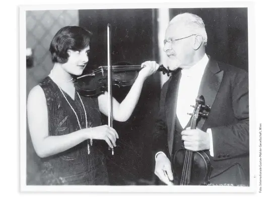  ??  ?? Ein Leben für die Geige: Alma und ihr Vater Arnold Rosé gehörten vor der Machtübern­ahme der Nationalso­zialisten zur musikalisc­hen Prominenz Wiens. Danach kämpften sie ums Überleben.