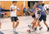  ?? RP-FOTO: J. LAASER (ARCHIVBILD)  ?? ASV-Spieler Ben Hellmich (r.) wird hier im Liga-Hinspiel gegen die Turnerscha­ft Lürrip unsanft gebremst. Nun treffen beide Teams im Kreispokal aufeinande­r.