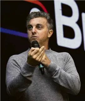  ?? Bruno Rocha - 25.set.2019/Fotoarena ?? O apresentad­or Luciano Huck durante evento em SP