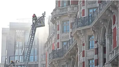  ?? Pictures: PA. ?? Firefighte­rs at the Mandarin Oriental hotel in Knightsbri­dge, central London. Left: Plumes of smoke could be seen rising into the sky.