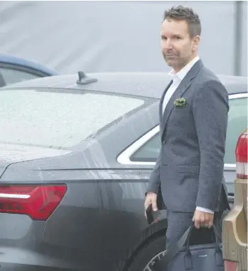  ?? PHOTO BEN PELOSSE ?? Éric Salvail, en quittant le palais de justice hier, après son enquête préliminai­re.