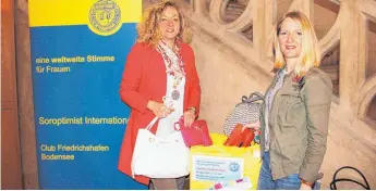  ?? FOTO: ANJA REICHERT ?? Andrea Gutbrod, Mitglied der Soroptimis­tinnen, und Judith Maier, Pressespre­cherin der Stadt, weihen die Sammelstel­le im Tettnanger Rathaus ein. Noch rund drei Wochen können hier gebrauchte Handtasche­n abgegeben werden.