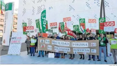  ?? JUAN AYALA ?? Concentrac­ión de los sindicatos a las puertas de la Ciudad de la Justicia de Córdoba.