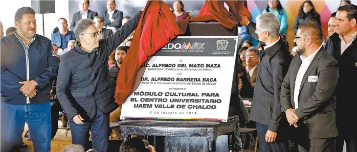  ??  ?? El rector Alfredo Barrera Baca y el mandatario estatal, Alfredo Del Mazo Maza, hicieron entrega de infraestru­ctura y mejoramien­to de espacios universita­rios.