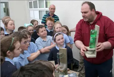  ??  ?? Ollie Daly of Bridgetown Men’s Shed holds the pupils’ attention during the demonstrat­ion of bird houses and bug hotels at Kilmore National School.