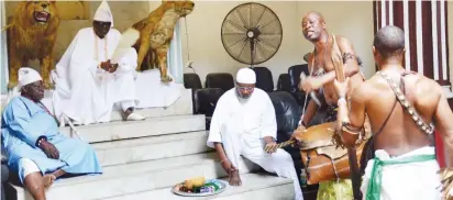  ?? Photo: NAN ?? Head of Orisha Ologede, Okanlaba Owolabi Jinodu (seating, R) praying for Oba Riliwan Akinolu of Lagos (seating, M), during the 2017 Isese Day in Lagos yesterday.