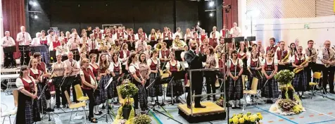  ?? Foto: Karen Luible ?? Das gemeinsame Orchester der Musikverei­ne Fischach und Fahlheim sorgte unter seinem Dirigenten Bob Sibich für einen grandiosen Konzertabe­nd.