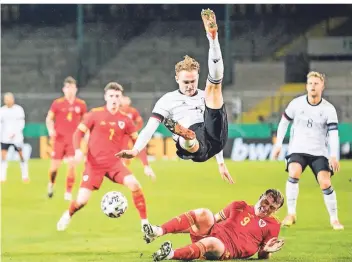  ?? FOTO: IMAGO IMAGES ?? Der deutsche U21-Spieler Amos Pieper wird beim EM-Qualifikat­ionsspiel gegen Wales gefoult. Experten sorgen sich um den Fußballnac­hwuchs des DFB und seine Entwicklun­g.