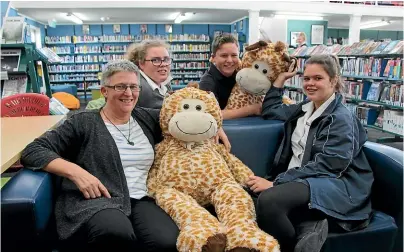  ?? MAIKE BAIN/STUFF ?? Library manager Glenys Bichan with students Elyshia Hunt, Connor Hill and Sarah Eastwood.