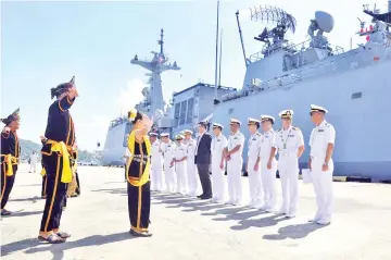  ??  ?? The Republic of Korea Navy being welcomed with a Sabah traditiona­l dance performanc­e at the Sepanggar Naval Base yesterday.