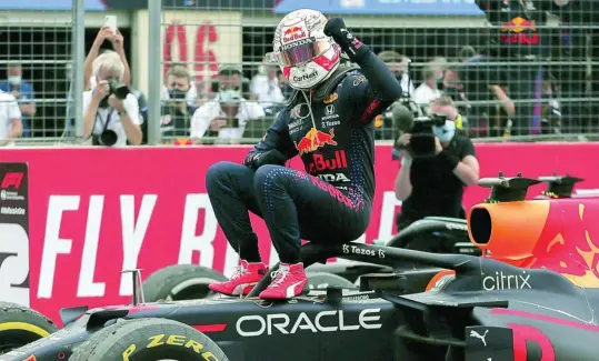  ?? EFE ?? Verstappen se impuso en el Gran Premio de Francia con un adelantami­ento a Hamilton a tres giros del final