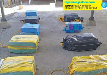  ??  ?? Flotando. Las autoridade­s encontraro­n nueve paquetes de droga flotando en el puerto de Acajutla.
