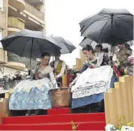  ?? ?? La reina y su corte, con paraguas, antes de dejar la carroza.
