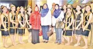  ??  ?? MAIMUNAH (tengah) bersama Amisah dan Siti Hamni merakam gambar kenangan dengan penari kebudayaan dari SMK Lohan.