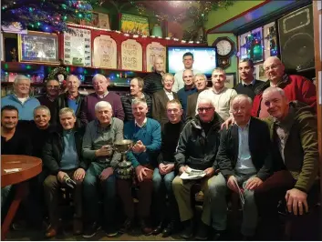  ??  ?? Members, managers and selectors of the Dingle football teams of 1988 and 1989, with fear a’ tí Micheál Ó Muircheart­aigh at their reunion in O’Flaherty’s pub on Thursday night.