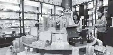 ?? LIN SHANCHUAN / XINHUA ?? Saleswomen manage the stall of Chinese herbal medicine firm Zhangzhou Pien Tze Huang Pharmaceut­ical Co Ltd at the company’s museum in Zhangzhou, Fujian province.