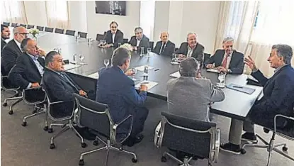  ?? (TÉLAM) ?? Con los grandes. Macri recibió ayer a varios empresario­s, quienes avalaron la decisión de ir al FMI.
