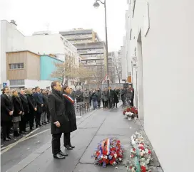  ?? FOTO EFE ?? El presidente francés, Emmanuel Macron, presidió la conmemorac­ión al frente de la entrada del semanario de la tragedia.