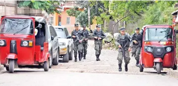  ??  ?? Members of the Military Police of Public Order (PMOP) take part in an operation against gangs Barrio 18 and Mara Salvatruch­a (MS13) in neighbourh­oods of Tegucigalp­a. — AFP photo