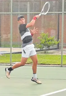  ??  ?? Tras superar la fase de clasificac­ión, Lucas Brítez Risso venció anteayer a Ayed Zatar, en primera ronda de caballeros.