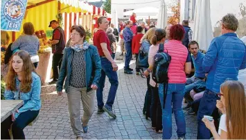  ??  ?? Nach und nach füllte sich der WVA Regionalma­rkt in Holzheim. Das schöne Wetter mit beinahe sommerlich­en Temperatur­en sorgte für großen Andrang, wobei auch das Angebot der kulinarisc­hen Genüsse zahlreiche Besucher anlockte.