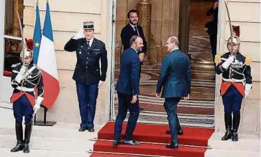  ?? Fotos: AFP ?? Auf den Treppen des Hôtel Matignon gibt der sehr populäre Edouard Philippe seinem Nachfolger Jean Castex gute Ratschläge mit auf den steinigen Weg.