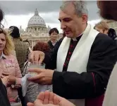  ?? (foto da Dagospia) ?? Nel 2014 Monsignor Vallejo sulla terrazza della Prefettura vaticana il 27 aprile